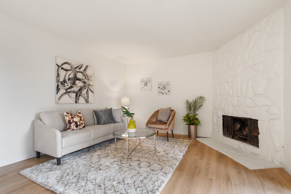 chrislire's tweet photo. 🏡 Kirkland Condo | $360,000  
🛏 2 Beds | 🛁 1 Bath
🍽 Updated kitchen, new vanities, fresh paint, new flooring
🌳 Private patio, fireplace, community park  
🚗 Close to Downtown Kirkland &amp; Bellevue  
📍 14510 124th Ave NE Unit F101 Kirkland, WA 98034 https://t.co/TEWI5gNd8K