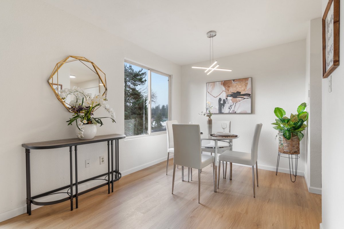chrislire's tweet photo. 🏡 Kirkland Condo | $360,000  
🛏 2 Beds | 🛁 1 Bath
🍽 Updated kitchen, new vanities, fresh paint, new flooring
🌳 Private patio, fireplace, community park  
🚗 Close to Downtown Kirkland &amp; Bellevue  
📍 14510 124th Ave NE Unit F101 Kirkland, WA 98034 https://t.co/TEWI5gNd8K