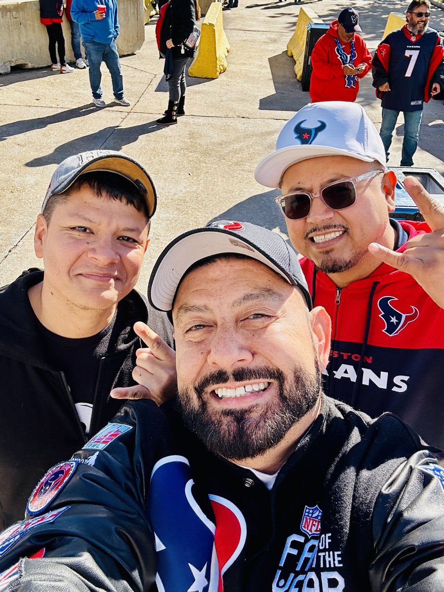 HornsUp22's tweet photo. Beat the Chargers!  #HTOWNMADE https://t.co/6tjVL4cQGS