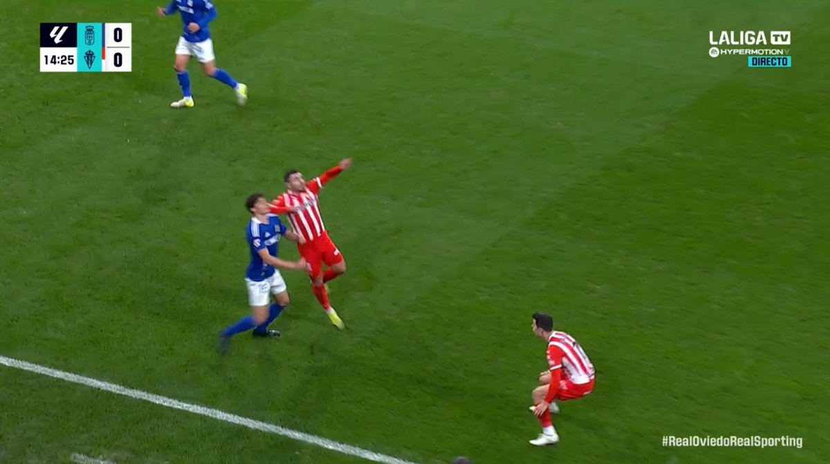 ArchivoVAR's tweet photo. 🖥️💥 El VAR le perdonó la expulsión a Campuzano en el Real Oviedo - Sporting de Gijón.

👉🏻 Campuzano, de forma completamente intencionada, golpea con el codo en la cara de Luengo.

❌ ROJA DIRECTA DE MANUAL.

▪️ González Francés, en el VAR, se lavó las manos de forma descarada. https://t.co/AFO2G6mN5n