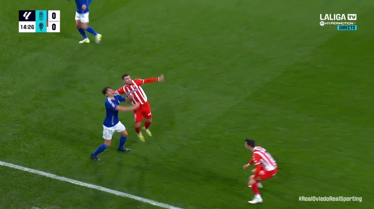 ArchivoVAR's tweet photo. 🖥️💥 El VAR le perdonó la expulsión a Campuzano en el Real Oviedo - Sporting de Gijón.

👉🏻 Campuzano, de forma completamente intencionada, golpea con el codo en la cara de Luengo.

❌ ROJA DIRECTA DE MANUAL.

▪️ González Francés, en el VAR, se lavó las manos de forma descarada. https://t.co/AFO2G6mN5n