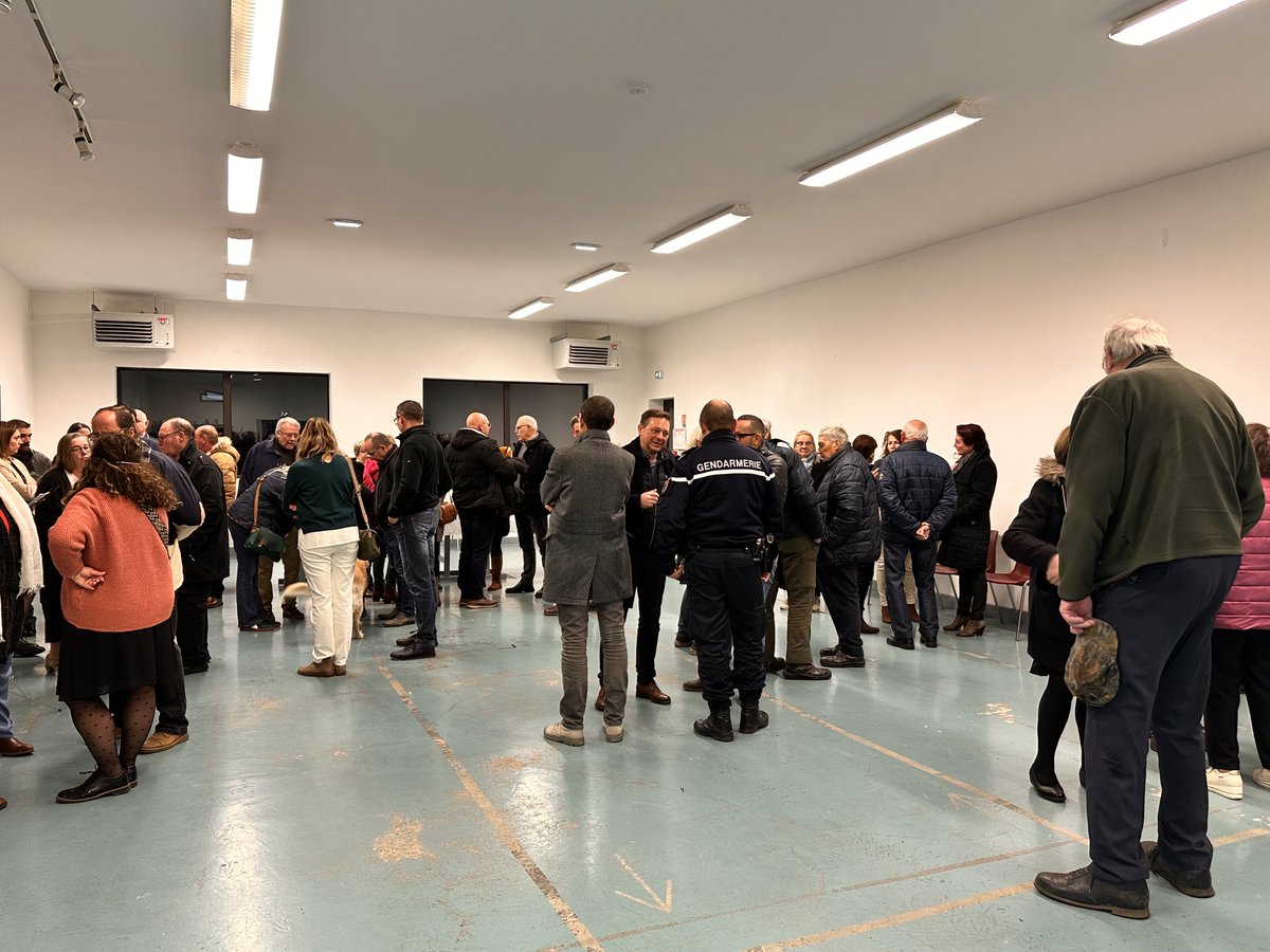 TaverneMichael's tweet photo. Etant engagé sur d'autres cérémonies de voeux dans la circonscription, j'ai été représenté par ma suppléante Sabrina aux voeux à #hecq . Merci à Frédéric Carré le maire et au conseil municipal pour leur invitation et pour l'accueil chaleureux réservé à ma suppléante 🇫🇷🙏 https://t.co/pyH2DvltAY