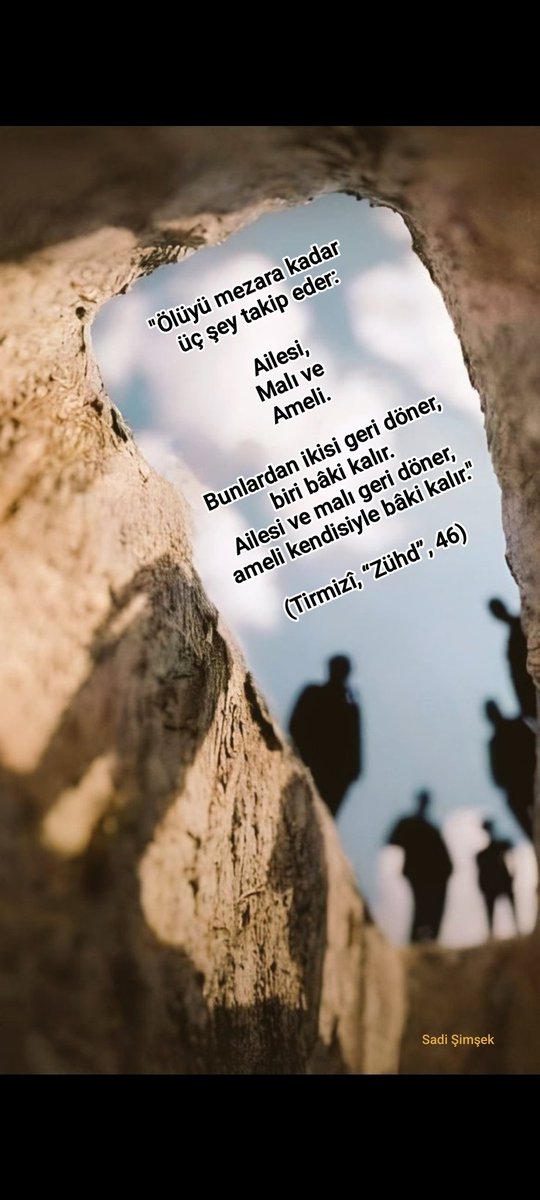 _SadiSimsek_'s tweet photo. "Ölüyü mezara kadar üç şey takip eder:

Ailesi,
Malı ve
Ameli.

Bunlardan ikisi geri döner, biri bâki kalır.
Ailesi ve malı geri döner, ameli kendisiyle bâki kalır."

(Tirmizî, “Zühd”, 46)

#HayatKısa #KendiniTanı #GönülGözüyleGörSev #insanBiriktir https://t.co/BFnpX687lN