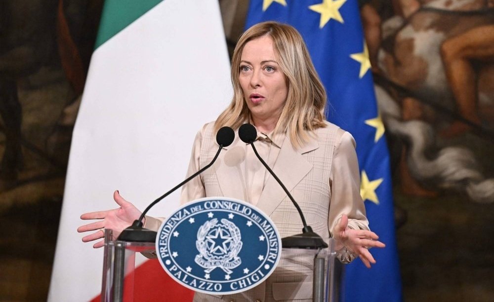 GlobeEyeNews's tweet photo. Italian PM Giorgia Meloni says Elon Musk is not a danger to democracy, George Soros is.

Do you agree? https://t.co/QNTwtsGSb3