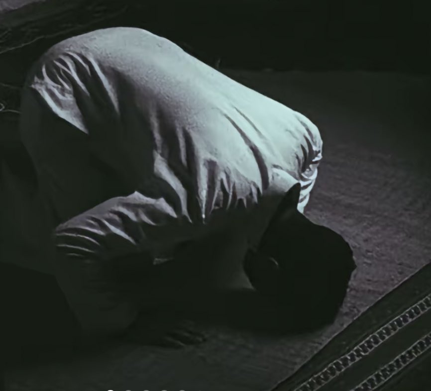 .
:
ساجدٍ لله خضوع ورافع لله يديه
والسماء مدرار والدنيا مناكبها عراضي