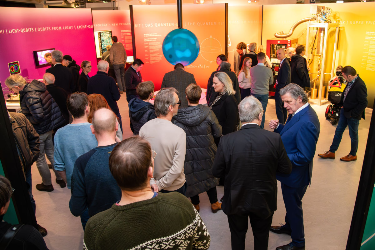 Wunderbare Eröffnungsveranstaltung heute Abend im HNF. Wir danken allen, die dabei waren! Am morgigen Sonntag könnt ihr von 10 bis 18 Uhr den neuen Ausstellungsbereich zum Quantencomputing und das gesamte HNF bei freiem Eintritt besuchen.