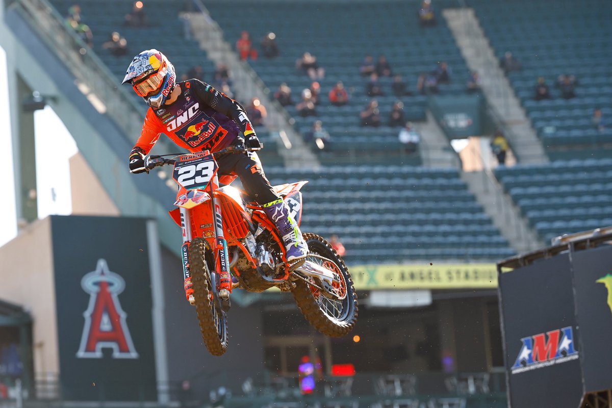 SupercrossLIVE's tweet photo. Q1 comes to close with Tomac and Deegan at the top of the board ⏱️ 

Eli- 1:04.043 

Haiden- 1:06.077 

#SupercrossLIVE #SMX https://t.co/S0HDPGpYty