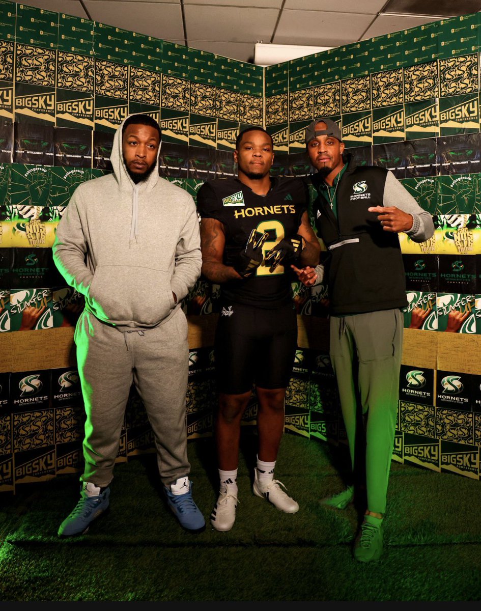 RodneyLHammond1's tweet photo. #commited @lem_adams @BrennanMarion4 https://t.co/ny2s3rXUrV