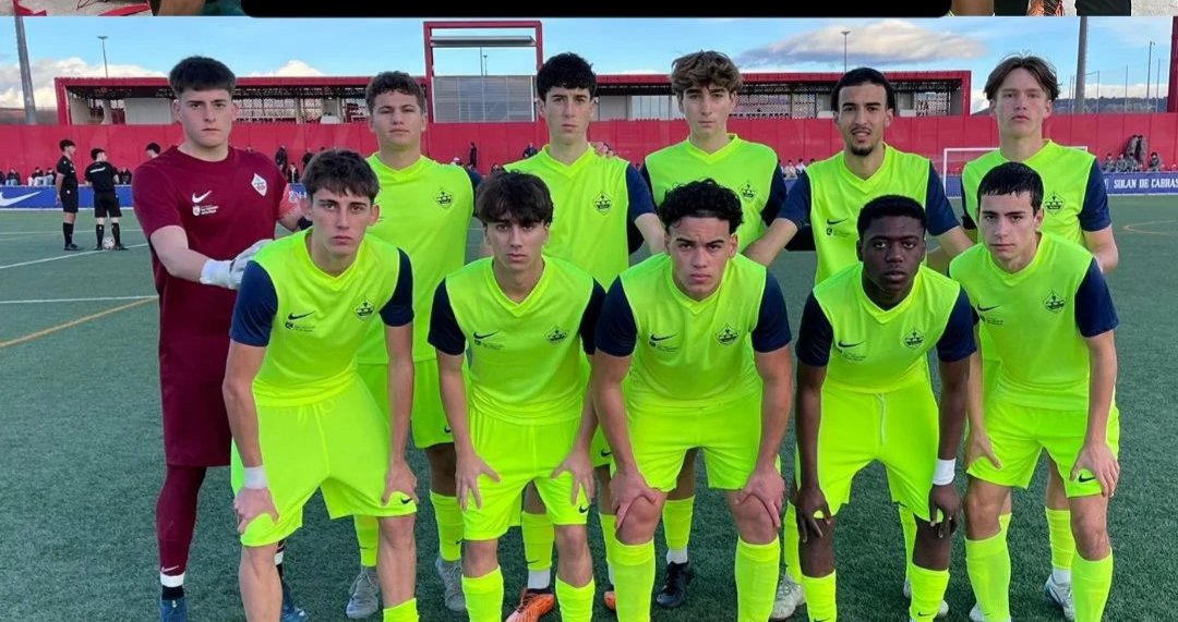 BernalJavier1's tweet photo. Otra victoria más, de nuevo portería a cero.
Esta vez contra @AtletiAcademia 
Partido muy luchado que finalmente se decantó a favor de la @UDSanse 
#JuvB
#soccer
#goalkeeper https://t.co/TZzoMQhTbT