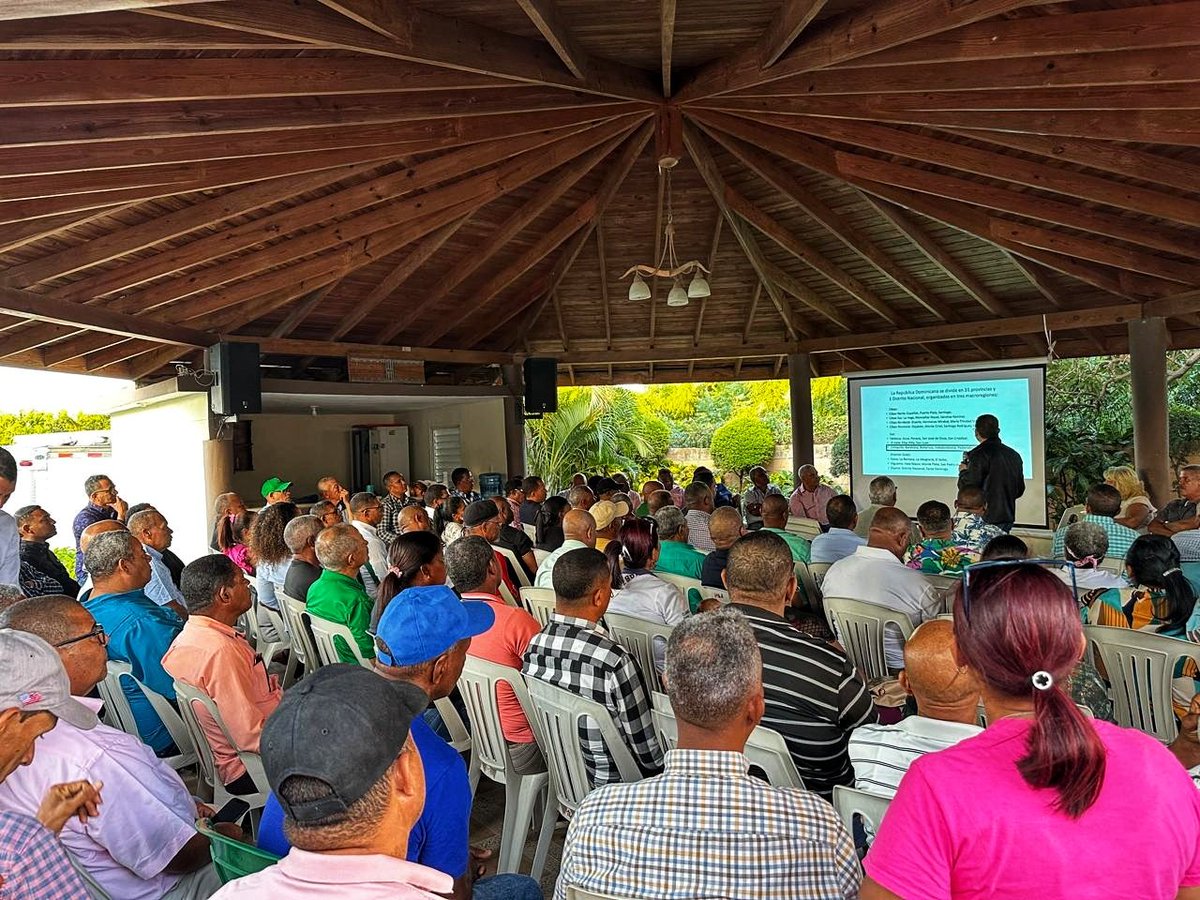 SandraSeve38513's tweet photo. Aperturamos el reinicio de las Asambleas de la Sub Comision de Analisis Electoral  con una masiva reunion en la provincia de Barahona de la region Enrquillo. CIentos de compañeros participaron  con entusiasmo.
@fernandofdezc @nconcepcion https://t.co/yQUzGhZcVu