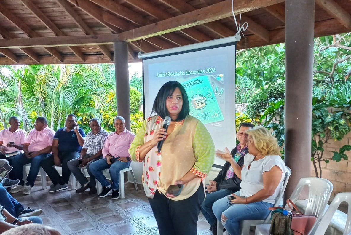 SandraSeve38513's tweet photo. Aperturamos el reinicio de las Asambleas de la Sub Comision de Analisis Electoral  con una masiva reunion en la provincia de Barahona de la region Enrquillo. CIentos de compañeros participaron  con entusiasmo.
@fernandofdezc @nconcepcion https://t.co/yQUzGhZcVu