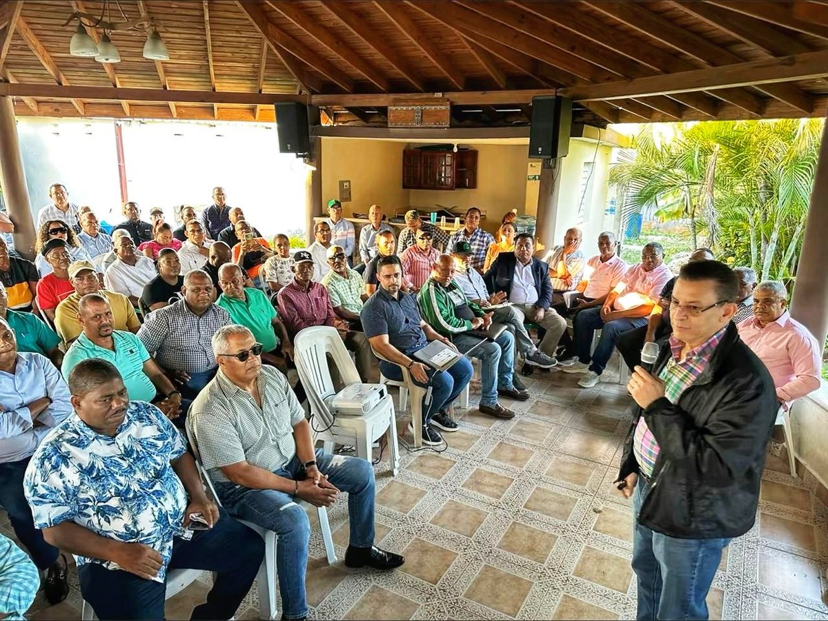 SandraSeve38513's tweet photo. Aperturamos el reinicio de las Asambleas de la Sub Comision de Analisis Electoral  con una masiva reunion en la provincia de Barahona de la region Enrquillo. CIentos de compañeros participaron  con entusiasmo.
@fernandofdezc @nconcepcion https://t.co/yQUzGhZcVu