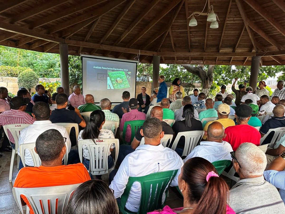 SandraSeve38513's tweet photo. Aperturamos el reinicio de las Asambleas de la Sub Comision de Analisis Electoral  con una masiva reunion en la provincia de Barahona de la region Enrquillo. CIentos de compañeros participaron  con entusiasmo.
@fernandofdezc @nconcepcion https://t.co/yQUzGhZcVu