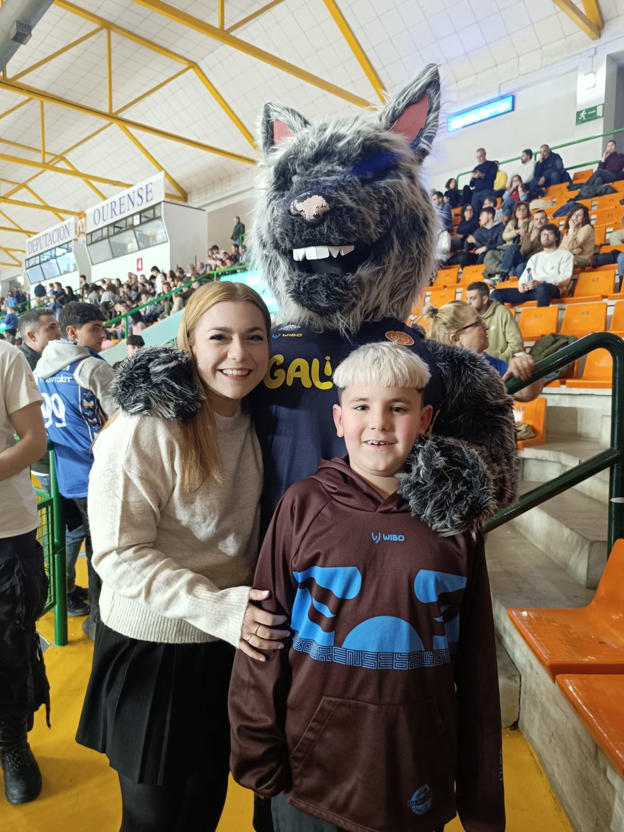 AlbaIglesiasOu's tweet photo. PARTIDO DE ALTA TENSIÓN! 🏀Martín, o Lobo e máis eu sufrimos co noso @COBSAD . A vitoria escapóuse por un mísero punto, pero demos guerra todo o partido, tamén dende as gradas! Sumámonos a @EnchufadasCOB : "Respeto", os arbitraxes ás veces non son xustos. Sempre co COB! 🐺 https://t.co/ecyguUaHW8