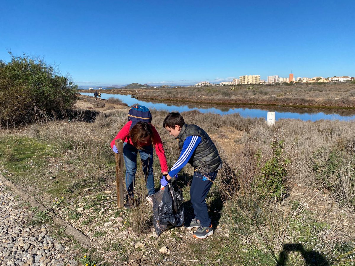 Pacto, ha participado hoy en la recogida de basuraleza convocada por <a href="/AbrazaMarMenor/">Abracemos al Mar Menor</a> en la zona del Vivero, La Manga, junto con otras organizaciones: Greenpeace, Anse, Amarme, Seo Birdlife, Asociación de Vecinos La Manga Norte… ¡Gracias a todos los que nos habéis acompañado!