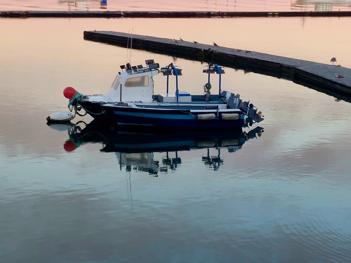Hay imágenes que valen más de mil palabras. Para irnos hoy traemos el atardecer en la ría de #PuntaUmbría en #Huelva y solo 18 de ellas. Del poeta Antonio Pardal:

Ay, Huelva, tierra minera.
¡Quien volviera a ver tu ría,
camino de Punta Umbría,
con su brisa marinera!

#BuenaNoche