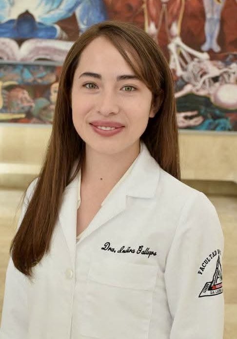 50mas1Mx's tweet photo. Localizan sin vida a la Dra. Indira Gallegos Zepeda, joven residente chihuahuense reportada como desaparecida en la #CDMX. Qué difícil es ser médica y mujer en #México.

Exigimos a las autoridades no descartar ninguna línea de investigación para esclarecer este lamentable hecho y a los medios no difundir información no confirmada que pueda influir para cambiar el curso de dicha investigación.
#NiUnaMás #NiUnaMenos 
@ClauCorichi 
@KaryAthie