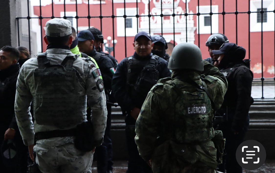 IvanMercadoNews's tweet photo. El @PueblaAyto desarrolla operativo conjuntos de seguridad en el #centrohistorico para garantizar el orden en el polígono monumental de la capital.

Participan también @SSC_Pue Guardia Nacional y la @SEDENAmx https://t.co/Eq9eGkoXov
