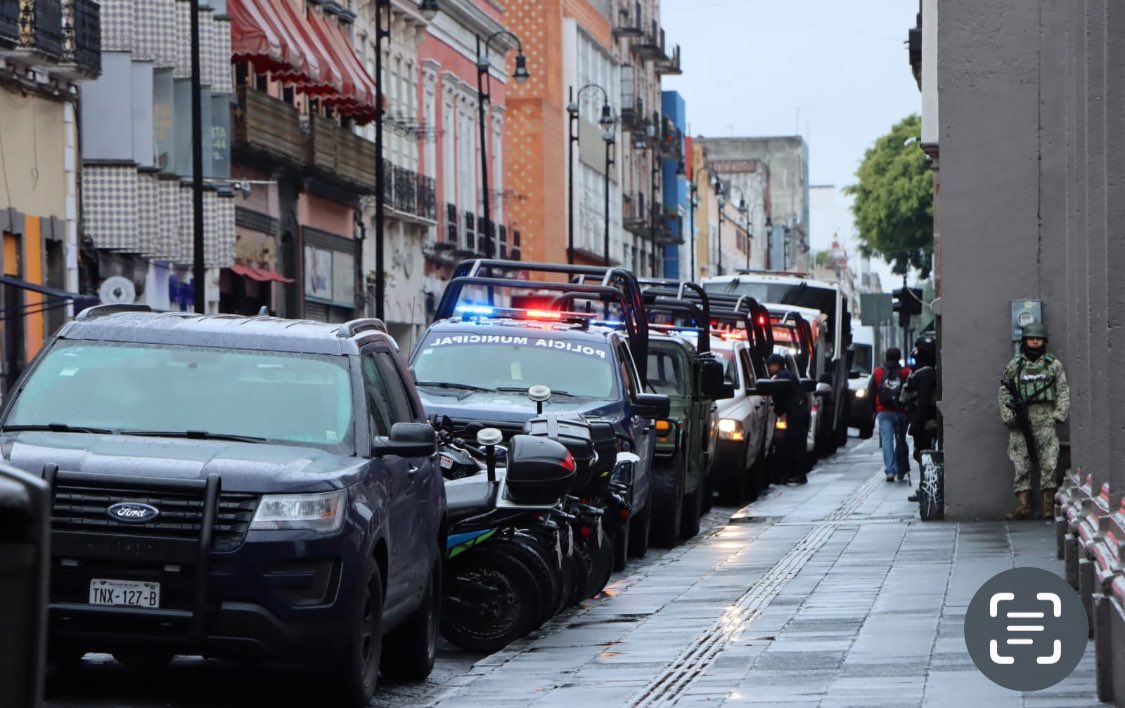IvanMercadoNews's tweet photo. El @PueblaAyto desarrolla operativo conjuntos de seguridad en el #centrohistorico para garantizar el orden en el polígono monumental de la capital.

Participan también @SSC_Pue Guardia Nacional y la @SEDENAmx https://t.co/Eq9eGkoXov