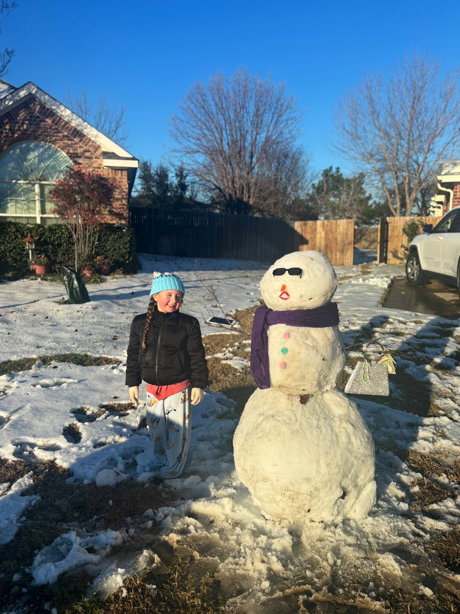 BayleaEarle's tweet photo. Snow days and a snow girl about to go on a shopping spree ❄️👛 https://t.co/earnAH7egK