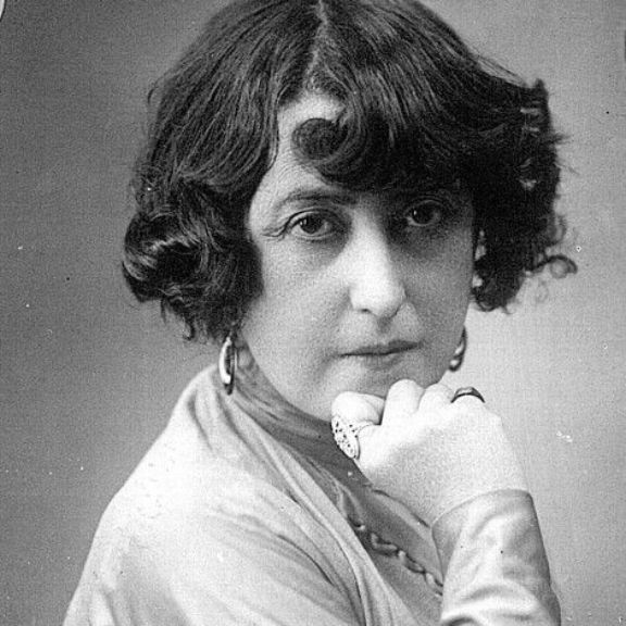 reyweasley's tweet photo. Concha Velasco (Valladolid): actriz de renombre.

Isabel de Basilea (Burgos): primera impresora de España.

Sofía Tartilán (Palencia): escritora, periodista y traductora.

Concha Espina (Cantabria): escritora, propuesta al nobel de literatura. https://t.co/Bk9MNlA0IF