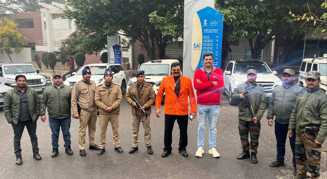 PranavChampion's tweet photo. साथियों 
आज परिवार सहित नई दिल्ली स्थित “डॉ करनी सिंह शूटिंग रेंज” जो SAI (Sports Authority of India / भारतीय खेल प्राधिकरण) के अंतर्गत है में “राष्ट्रीय शूटिंग स्पर्धा” को देखा
    कोहरे के बाद , बदरी छा गई , और छाई बदरी ने अपने आँचल से बरखा भी शुरू कर दी , जिससे दिल्ली की गुलाबी ठंड बढ़ कर केड़े-जाड़े में बदल गई 
   NRAI के Jury श्री अमर जंग जी से आत्मीय भेंट हुई , और फिर हमारे आग्रह पर ऑफिस से उठकर हम बाहर खुले में कॉफ़ी पीने बैठ गए। उनको देख कई मैजिज़ शक्सीयत रुके और मुसाफा किया 
बहुत कुछ सीखने को मिलता है जंग साहब से

#SAI #Delhi #NRAI #sportsauthority  
#Khanpur #devbhoomi #Haridwar #Uttarakhand