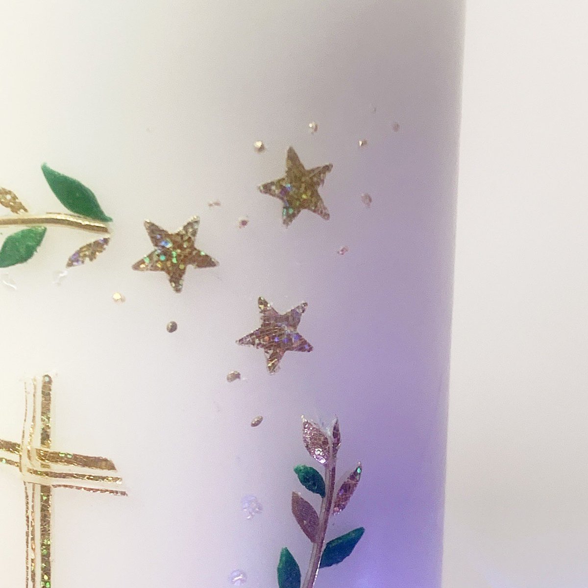 CreativeStud_i0's tweet photo. Një qiri pagëzimi punuar me dashuri, për të ruajtur kujtimin e një dite të shenjtë dhe të paharrueshme.✨🕊️ 

Kryqi i artë dhe detajet elegante flasin për bukurinë e shpirtit dhe bekimin e kësaj dite të veçantë.💛

Personalizuar si një 🎁 që mbart dritë dhe kujtime të çmuara. 🌟 https://t.co/xPstCikYU8
