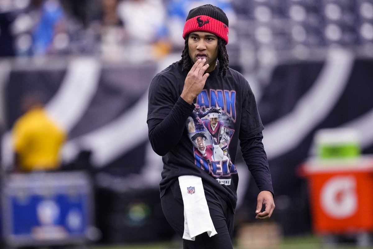 Some pregame photos from the <a href="/HoustonChron/">Houston Chronicle</a>’s <a href="/coomerchron/">Brett Coomer</a>.

Among them, Tank Dell and Stefon Diggs are back to take in the game today.