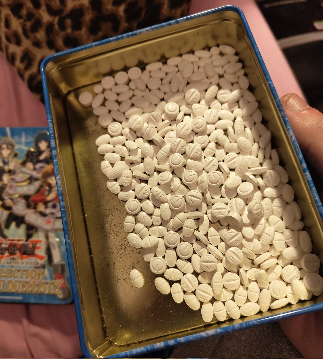 J'ai utilisé une Tin box pour mes Xanax et mes antidépresseurs... Ça va filer direct au royaume des ombres.