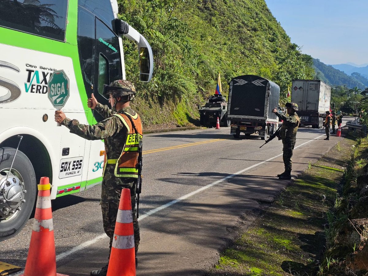Ejercito_Div6's tweet photo. El Grupo de Caballería Mecanizado N°12 llevó a cabo un puesto de control psicológico en la vía que conecta el municipio de El Paujil con El Doncello, en el departamento del #Caquetá, buscando fomentar la desmovilización individual de grupos armados presentes en la región. #BR12 https://t.co/Ka9Y4g0egV