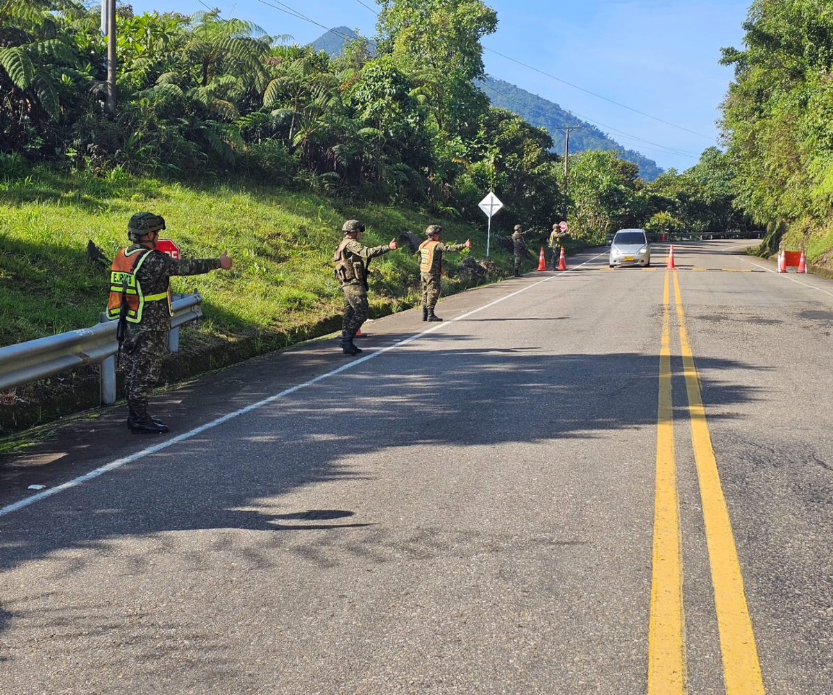 Ejercito_Div6's tweet photo. El Grupo de Caballería Mecanizado N°12 llevó a cabo un puesto de control psicológico en la vía que conecta el municipio de El Paujil con El Doncello, en el departamento del #Caquetá, buscando fomentar la desmovilización individual de grupos armados presentes en la región. #BR12 https://t.co/Ka9Y4g0egV