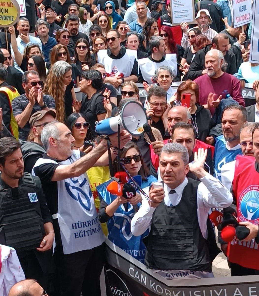 Liyakatı hiçe sayanlara,  yandaş kadrolaşmasını yol seçenlere, kamu çalışanlarının ekmeğine el uzatanlara, hakkı hukuku çiğneyenlere uyarımızdır. Gerekirse binlerce eğitim çalışanıyla Ankara’da meydanlarda olacağız. Demiştik 
13 Ocak 2025 Yeniden Meydanlardayız.