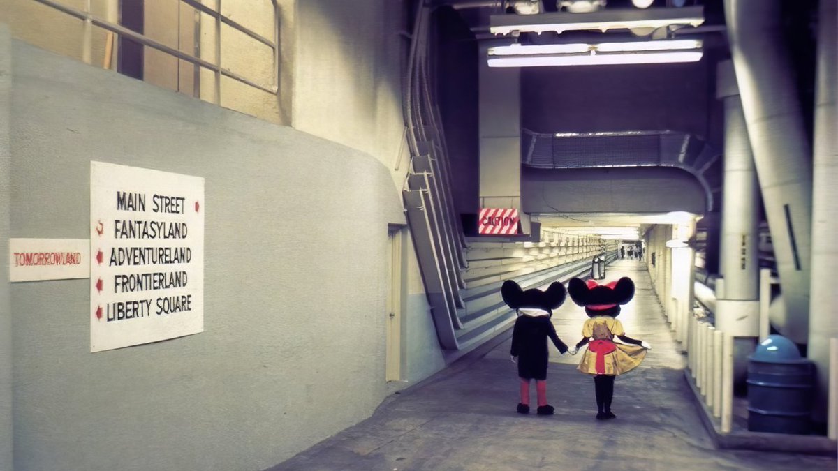 ivanfamil's tweet photo. Cuando Walt Disney comenzó a diseñar Disneyland, se dio cuenta de que ver a Mickey Mouse comiendo un bocadillo o a Donald quitándose la cabeza para beber podía romper la magia. Para evitarlo, ideó un sistema que mantuviera la ilusión intacta: Utilidors. Tira del hilo 🧵👇🏽👇🏽👇🏽 https://t.co/5d8wu0oNB5