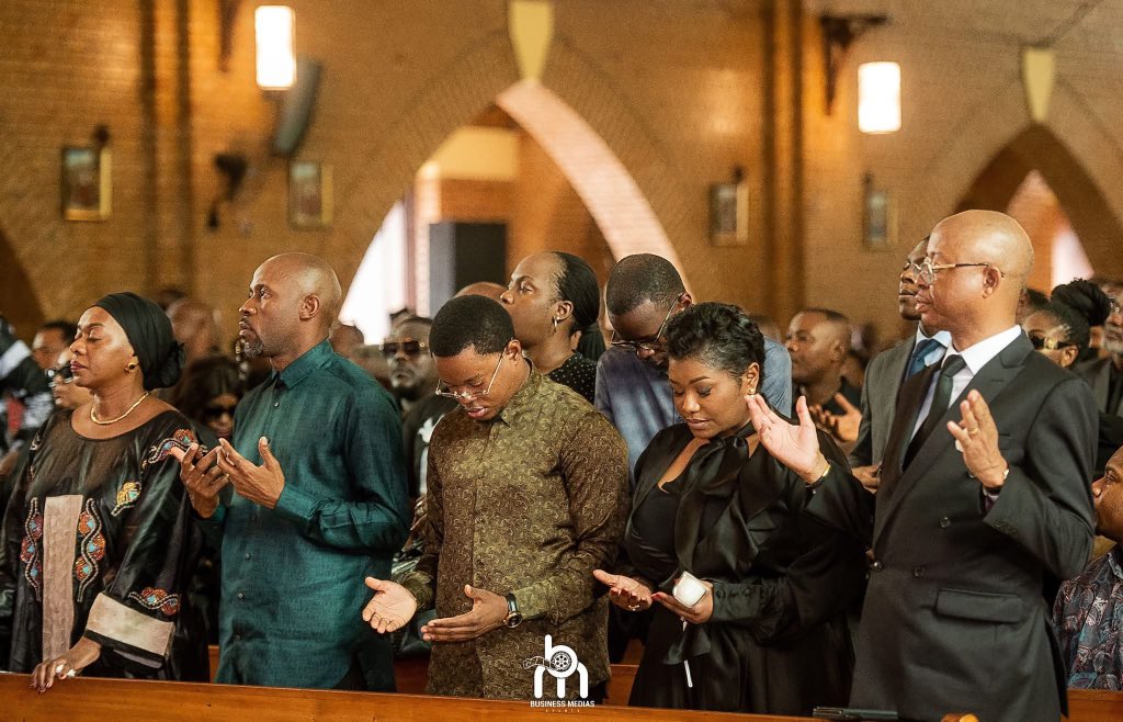 Josephmoleng's tweet photo. #RDC : Exc @PatrickMuyaya et hon @jaredpanzubbk ont assisté à la messe de Requiem pour Blaise Bongongo, alias Séguin Mignon, du Groupe Wenge Musica BCBG.
RIP, l'artiste 🕊️🙏
#AzalaZala
#ToutPourLaPatrie🇨🇩 https://t.co/ffu2ZRcsIU
