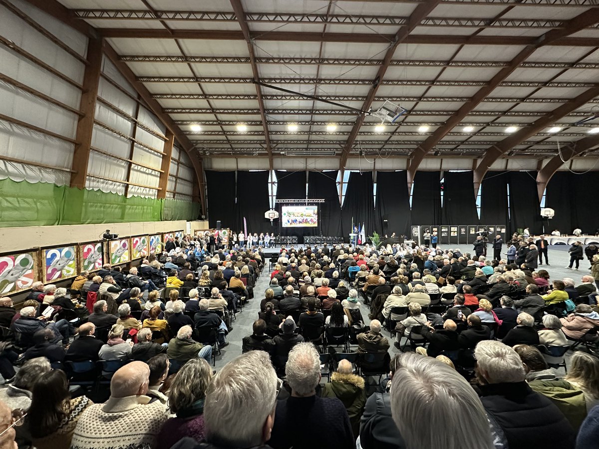 LaurentMazaury's tweet photo. Présent aux côtés de @jnbarrot aux vœux de @JBHamonic et de son conseil municipal à @Villepreux78 .

Félicitations pour cette belle cérémonie,  pour les nombreux projets au profit des villepreusiens et d’avoir placé 2025 sous le signe de l’intergénérationnel. https://t.co/FpH3434lg1