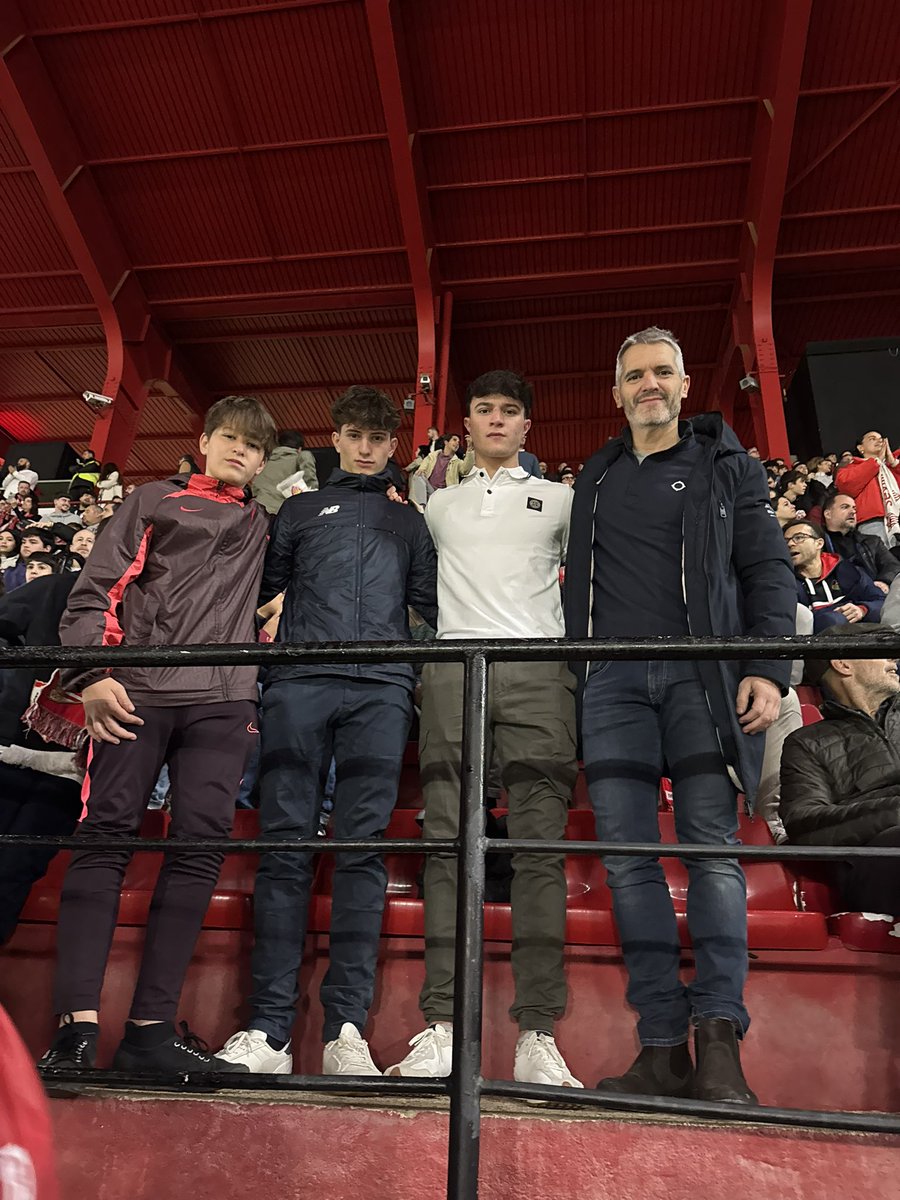 edelacerdacisn's tweet photo. Crecí y viví el Sevilla FC desde una intensa pasión heredada de mi abuelo, sevillista de granito que dejó una huella imborrable en nuestro club. Enseguida comprendí, que servir a mi club desde cualquier parcela, no sólo sería un privilegio y un honor, sino que supondría tener un propósito más allá de uno mismo. Hoy en mi grada, con la mejor de las compañías. Siempre @SevillaFC