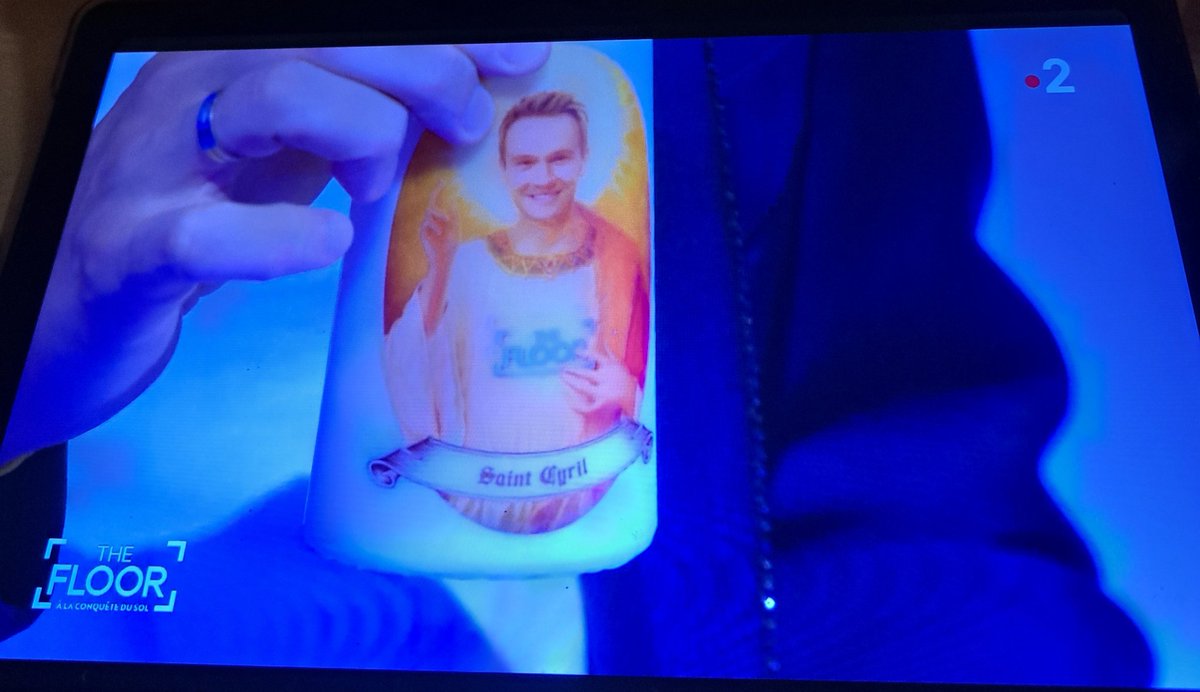 SoukainaBgg's tweet photo. "Je vous salue Saint-Cyril !" 🤣🙏🕯✝️ #TheFloor #Cierge🕯 @cyrilferaud https://t.co/Ac7K58E4PQ