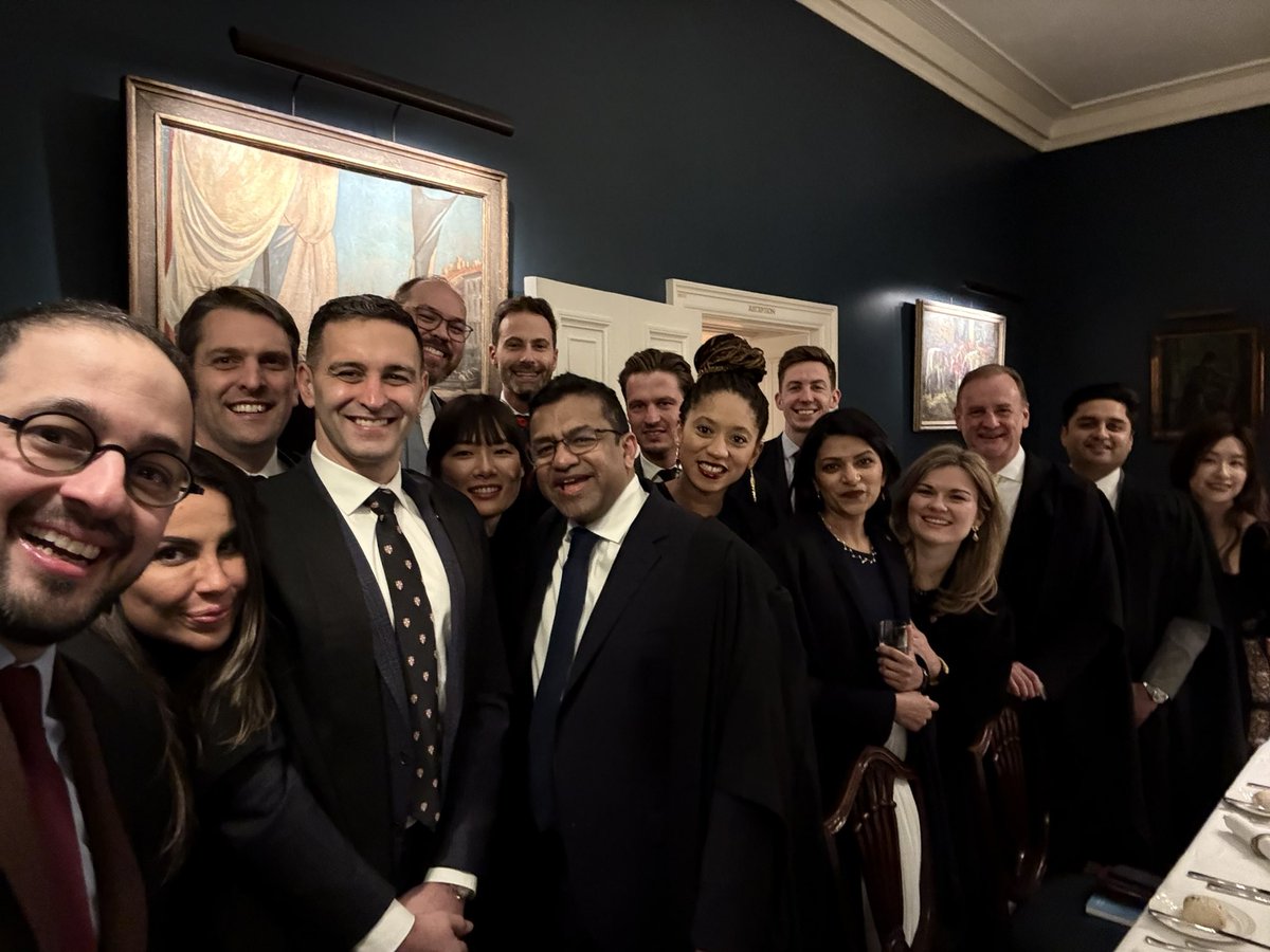 KamiarMohaddes's tweet photo. Amazing evening with the brilliant 2023 Executive #MBAs @Kings_College celebrating the signing of the book! In 2018 and before we used to have only one Judge students (if any), we now have a wonderful community of @CambridgeJB students at King’s 😍

@Cambridge_Uni https://t.co/fJlFhbx6GE