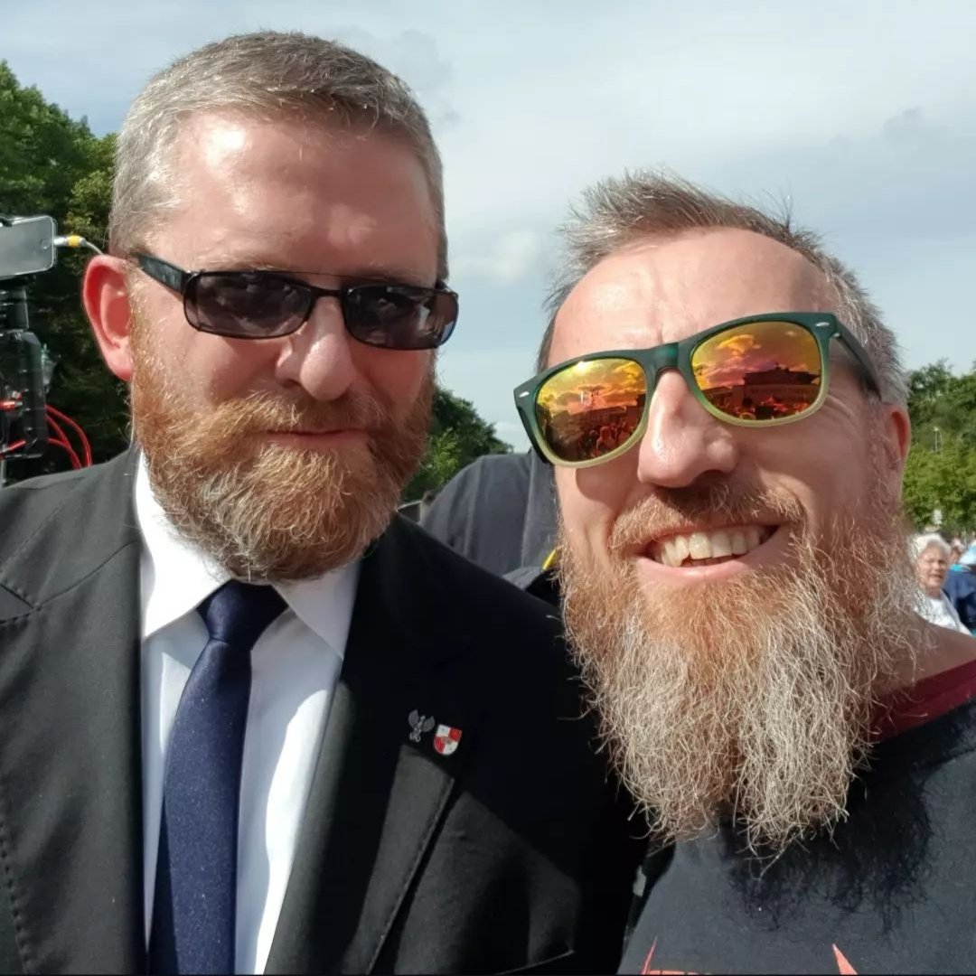 ArkadiuszLuc's tweet photo. @PioSzlachtowicz @mir_piotrowski Za gaśnice, Narodzie!!! https://t.co/zKWkHkBGxx