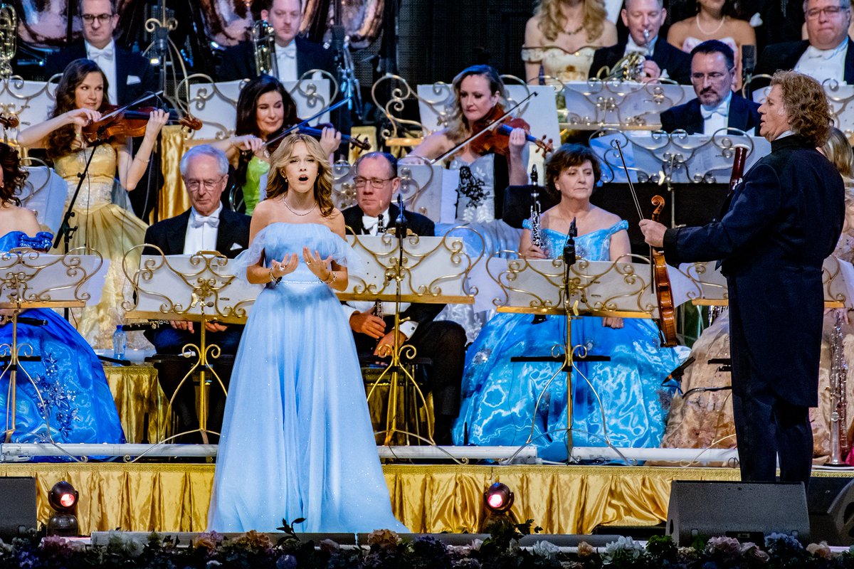 ZiggoDome's tweet photo. André Rieu en zijn Johann Strauss Orkest toverde de #ZiggoDome vanavond om tot een feestelijke balzaal. De sfeer was fantastisch, en het enthousiasme van André en zijn orkest werkte aanstekelijk! 🎉

Bedankt allemaal en tot volgend jaar op 10 januari 2026! 🧡 https://t.co/WH4SKEOw0j