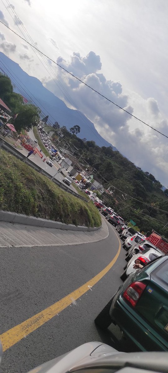 Inmenso trancon en Silvania sentido Melgar Bogotá <a href="/CaracolRadio/">Caracol Radio</a> <a href="/lafm/">La FM</a> <a href="/NoticiasRCN/">Noticias RCN</a> <a href="/PoliciaColombia/">Policía de Colombia</a> <a href="/TransitoPolicia/">Dirección de Tránsito y Transporte</a> <a href="/WRadioColombia/">W Radio Colombia</a> <a href="/numeral767/">INVIAS #767</a>