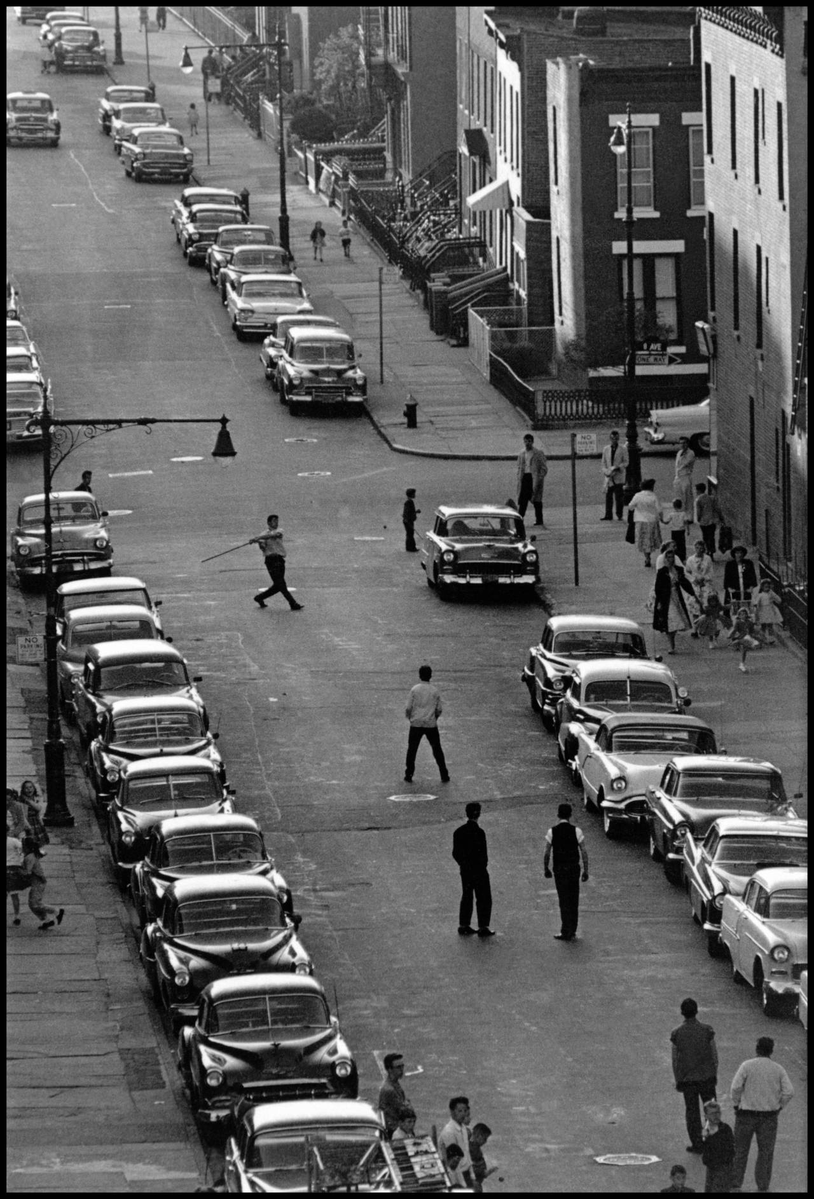 whitenights_ro's tweet photo. The masters (CXLVI) 
Bruce Davidson - Stickball. Brooklyn, NY. 1959

#mastersofphotography https://t.co/1GzP1PR4b5