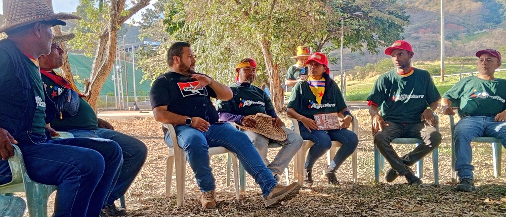 TupamaroMRT_'s tweet photo. #AlMomento|| @WBenavides_MRT Secretario General Nacional, desarrolla círculo de estudio con camaradas que conforman movimiento campesino, en donde intercambian saberes y experiencias en el marco de la evolución y lucha de la clase obrera. https://t.co/obIrlzUN58