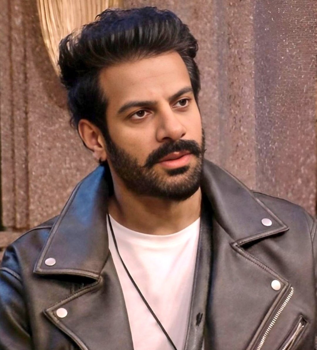 SheriSmoky's tweet photo. KV (in terms of contribution) gone a little low in the past two days because VD uplifted the bar, but today VD took a U-turn and again KV is on the top as he stood for himself and didn't apologize unnecessarily.

Thank you, Salman! 🔥

JEET KA HAQDAAR KARANVEER

#BiggBoss18
#KVM https://t.co/ZZcWMga13i