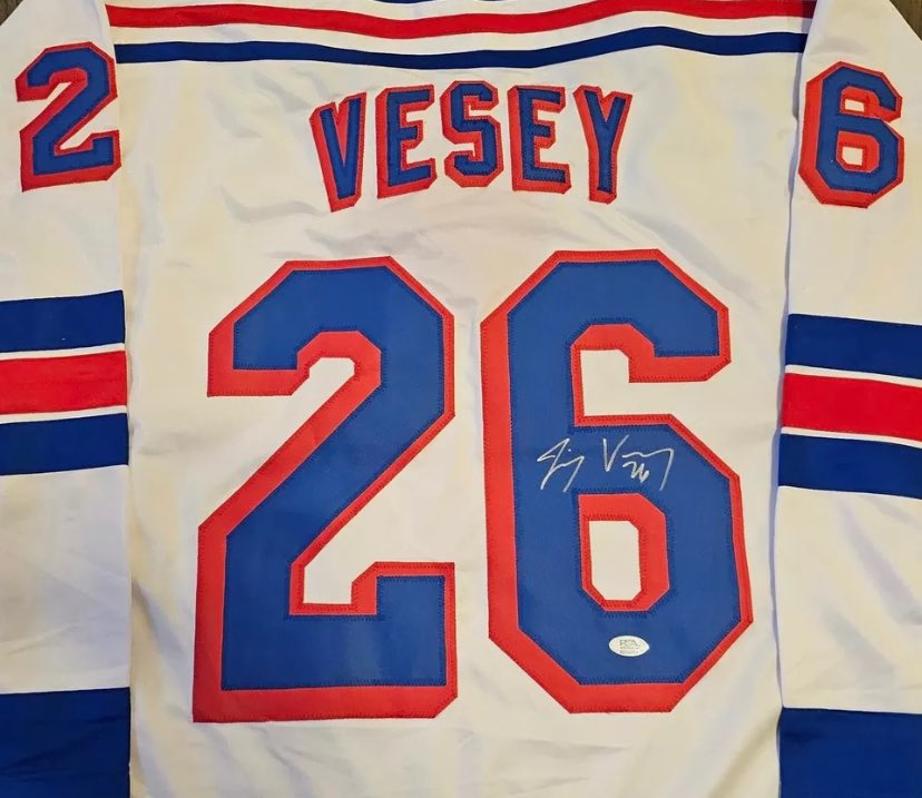 NYRangerFanclub's tweet image. 🚨GAME DAY GIVEAWAY🚨

If VESEY scores vs Vegas we will Giveaway this Signed Jersey!  #nyr   
 
To Enter:

🟥RETWEET
⬜️FOLLOW
🟦LETS GO RANGERS!
Blueshirtsnation.com