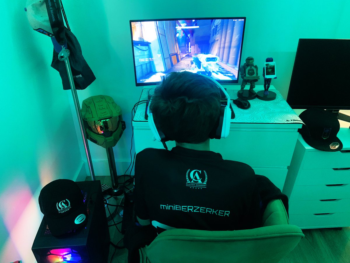 mini_BERZERKER's tweet image. Locked in for @ClutchAcademyGG snipes tourney. #jersey #dadhat @HCS 

twitch.tv/clutchacademygg