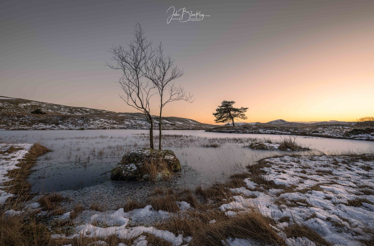 johnbleakley's tweet photo. Winter sunset at the iconic &amp; #frozen Kelly Hall Tarn,it may be tiny but it punches. @CumbriaLifeMag @TGOMagazine @OPOTY @OutdoorPhotoMag @StormHour   #cumbria #lakes #lakedistrict #torver #coniston #sunset #winter #snow #ice #kellyhalltarn #stormhour  #lakedistrictnationalpark https://t.co/sw3gXcE2Aj