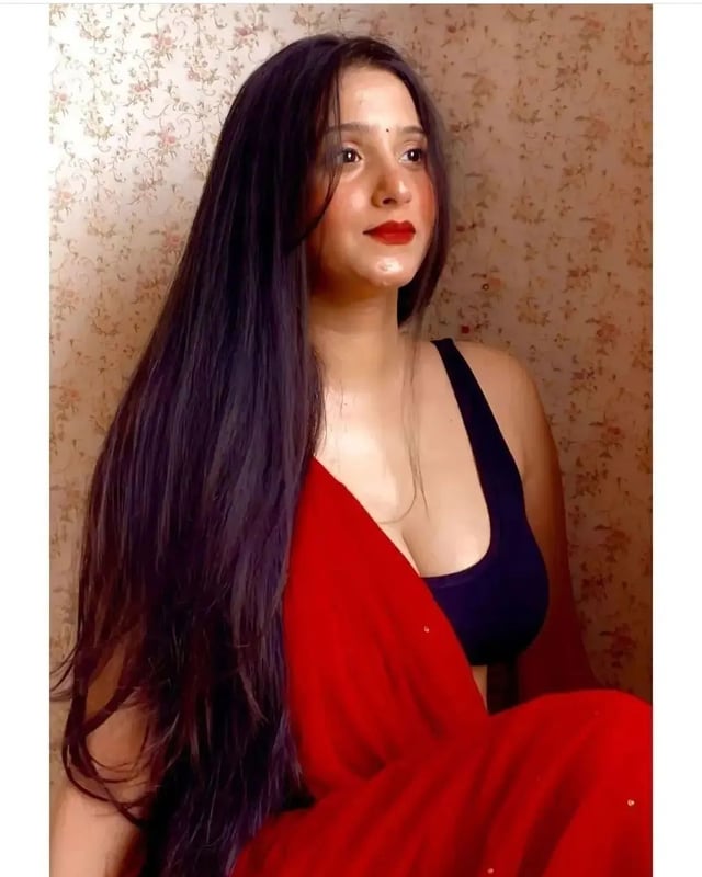 MahiQueen__'s tweet photo. I'm Muslim girl I like wear sari https://t.co/hNruhAEByh