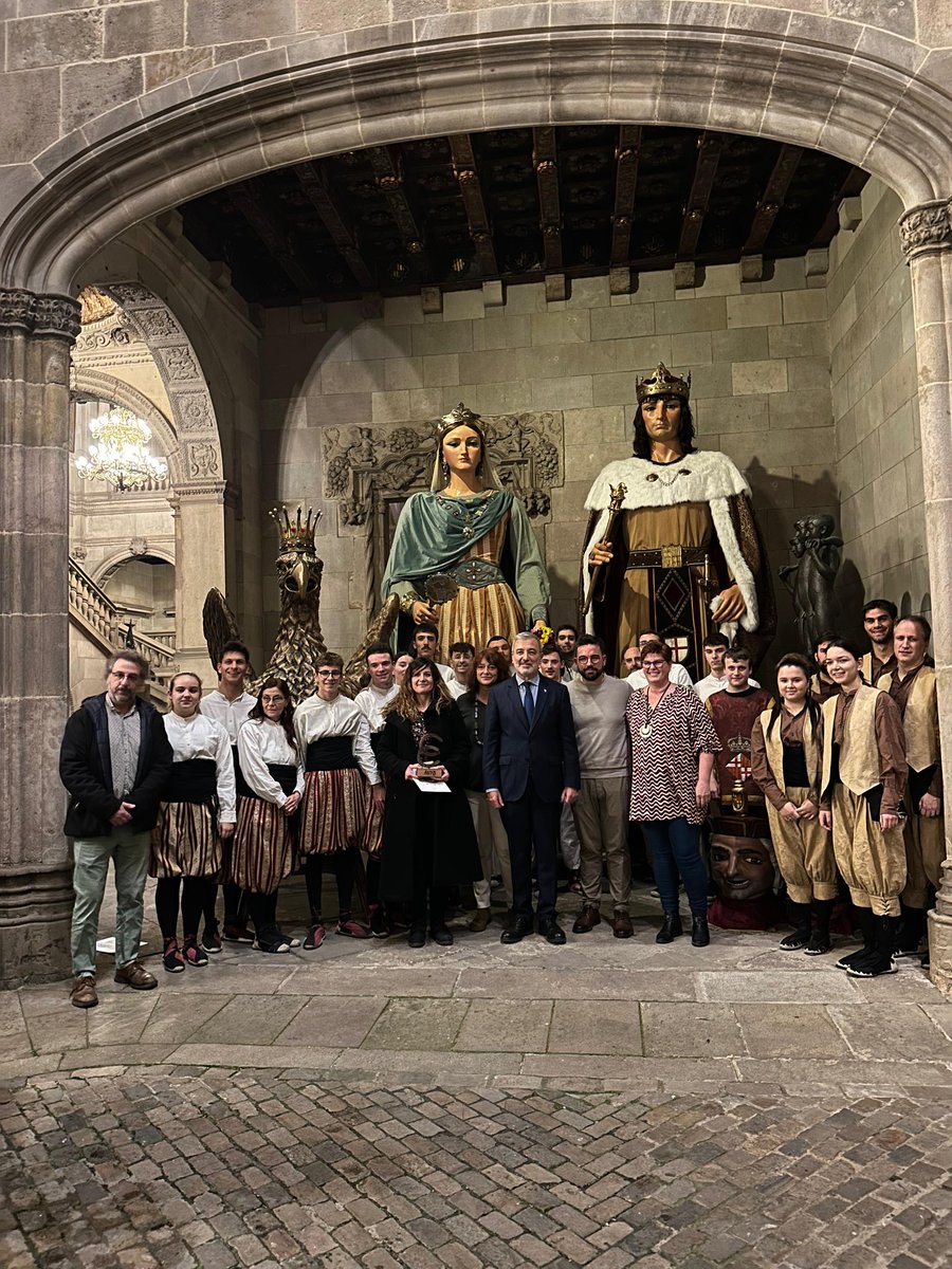 🐴 Avui hem estat presents al Pregó del Bicentenari dels #TresTombsBCN realitzat a l'Ajuntament <a href="/barcelona_cat/">Barcelona</a>.

💐 Aquest acte oficial de la ciutat ha comptat amb el ball dels Gegants de la Ciutat i la presència de l'alcalde <a href="/JCollboni/">Jaume Collboni</a> al Pati de Cavalleries. #GegantsBCN