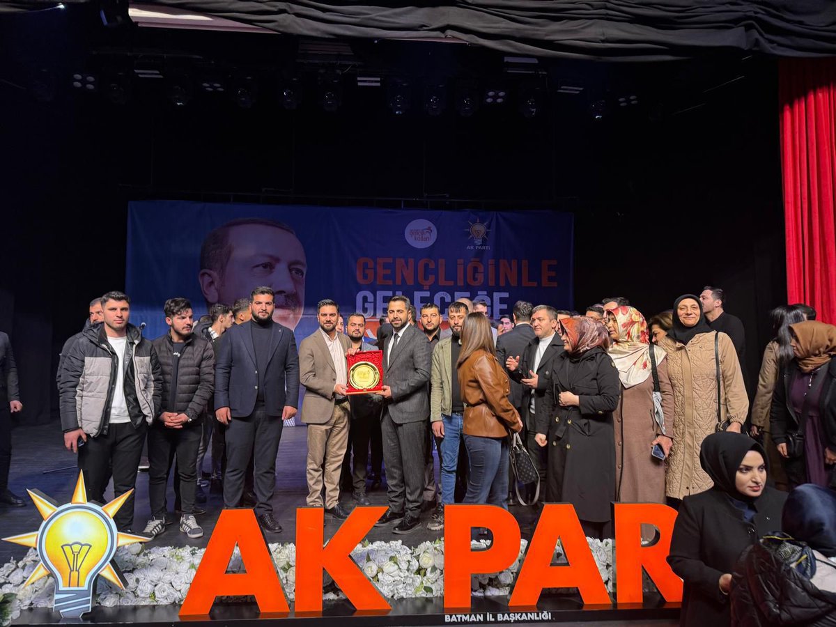 MustafaSahin72's tweet photo. Bugün 7.Olağan İl Gençlik Kolları Kongremizle birlikte görevi ağabeyim @aslannalper’den devraldım. Batman gençliği için bugüne kadar yapmış olduğu çalışmalar için çok teşekkür ederim. 

Batmanda AK Gençlik rüzgarını estirmeye devam edeceğiz.
#GeleceğeYönVer https://t.co/AQzdLPHAbo